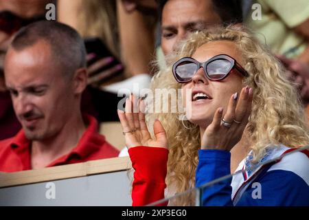 Parigi, Francia. 3 agosto 2024. La tennista ceca Katerina Siniakova (a destra) guarda la medaglia di bronzo del doppio maschile di tennis USA contro Repubblica Ceca alle Olimpiadi estive 2024 a Parigi, Francia, il 3 agosto 2024. Crediti: Ondrej Deml/CTK Photo/Alamy Live News Foto Stock