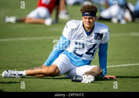 Nashville, Tennessee, Stati Uniti. 3 agosto 2024. I Tennessee Titans (24) Elijah Molden si scaldano durante il training camp all'Ascension Saint Thomas Sports Park. (Credit Image: © Camden Hall/ZUMA Press Wire) SOLO PER USO EDITORIALE! Non per USO commerciale! Foto Stock