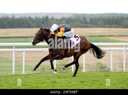 Witness Stand guidato da Kieran Shoemark vince il Whispering Angel handicap durante il quinto giorno del Qatar Goodwood Festival presso l'ippodromo Goodwood di Chichester. Data foto: Sabato 3 agosto 2024. Foto Stock