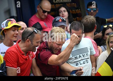 Parigi, Francia. 3 agosto 2024. Tifosi fotografati durante la gara maschile su strada ai Giochi Olimpici di Parigi 2024, sabato 03 agosto 2024 a Parigi, Francia. I Giochi della XXXIII Olimpiade si svolgono a Parigi dal 26 luglio all'11 agosto. La delegazione belga conta 165 atleti in 21 sport. BELGA PHOTO JASPER JACOBS credito: Belga News Agency/Alamy Live News Foto Stock