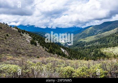 Paesaggio della regione montuosa del Sichuan occidentale, Cina. Foto Stock