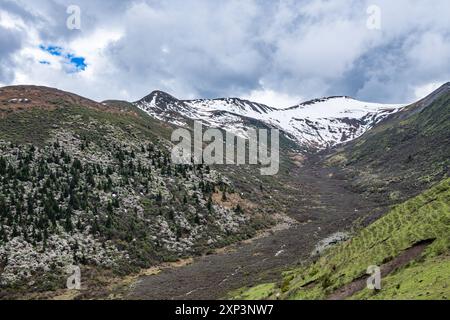 Paesaggio della regione montuosa del Sichuan occidentale, Cina. Foto Stock