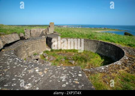 I resti di un deposito di cannoni in cemento sopra il Firth of Forth a Elie e Earlsferry Fife scozia parte delle difese costiere della seconda guerra mondiale Foto Stock