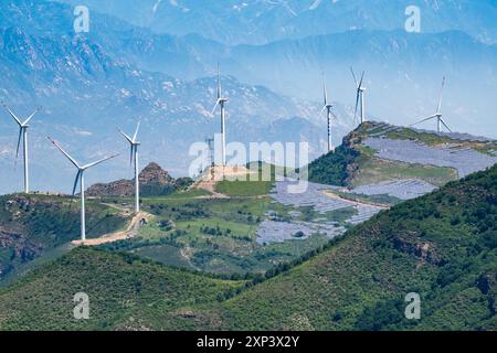 Pannelli solari e turbine eoliche sulle colline fuori Pechino, Cina. Foto Stock