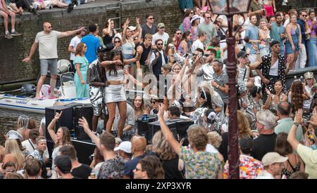 Amsterdam, Paesi Bassi, 3 agosto 2024 Una processione di barche dai colori vivaci si snoda attraverso i canali di Amsterdam per l'annuale Pride Canal Parade. lgbt, lgbtqi, olandese, olanda, nederland, gay, prinsengracht Foto Stock