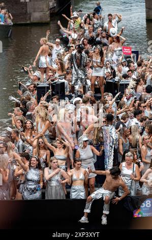 Amsterdam, Paesi Bassi, 3 agosto 2024 Una processione di barche dai colori vivaci si snoda attraverso i canali di Amsterdam per l'annuale Pride Canal Parade. lgbt, lgbtqi, olandese, olanda, nederland, gay, prinsengracht Foto Stock