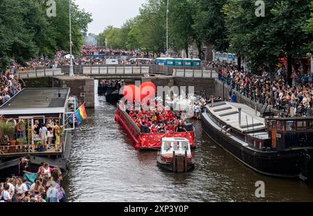 Amsterdam, Paesi Bassi, 3 agosto 2024 Una processione di barche dai colori vivaci si snoda attraverso i canali di Amsterdam per l'annuale Pride Canal Parade. lgbt, lgbtqi, olandese, olanda, nederland, gay, prinsengracht Foto Stock