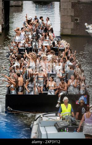 Amsterdam, Paesi Bassi, 3 agosto 2024 Una processione di barche dai colori vivaci si snoda attraverso i canali di Amsterdam per l'annuale Pride Canal Parade. lgbt, lgbtqi, olandese, olanda, nederland, gay, prinsengracht Foto Stock