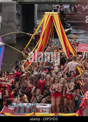 Amsterdam, Paesi Bassi, 3 agosto 2024 Una processione di barche dai colori vivaci si snoda attraverso i canali di Amsterdam per l'annuale Pride Canal Parade. lgbt, lgbtqi, olandese, olanda, nederland, gay, prinsengracht Foto Stock