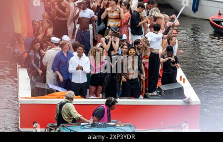 Amsterdam, Paesi Bassi, 3 agosto 2024 Una processione di barche dai colori vivaci si snoda attraverso i canali di Amsterdam per l'annuale Pride Canal Parade. lgbt, lgbtqi, olandese, olanda, nederland, gay, prinsengracht Foto Stock