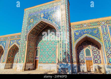 Il cortile della Madrasa Tilla-Kari (Tilya-Kori). Samarcanda, Uzbekistan - 20 luglio 2024. Foto Stock