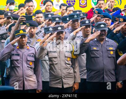 La polizia indonesiana sta prendendo parte a una cerimonia Foto Stock