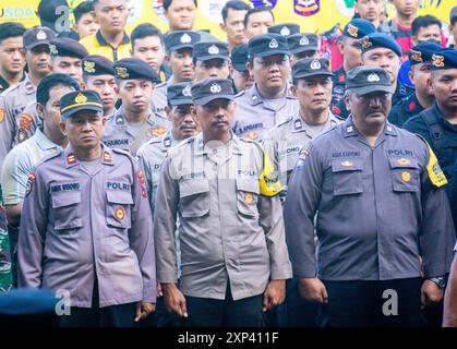 La polizia indonesiana sta prendendo parte a una cerimonia Foto Stock