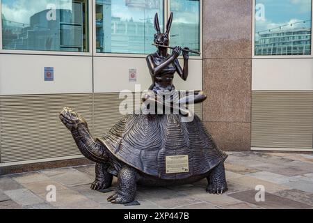 Scultura gigante di Tartaruga e donna di coniglio. Queen's Walk sulla sponda sud del Tamigi, vicino alla Hays Galleria, Londra. Foto Stock