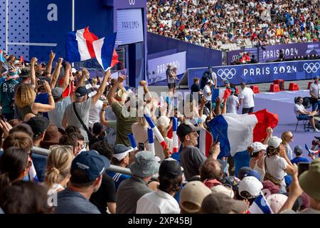 Parigi, Francia - 08 02 2024: Giochi Olimpici Parigi 2024. Ammira all'interno dello Stade de France i tifosi francesi durante il primo giorno dell'atleta olimpica Foto Stock