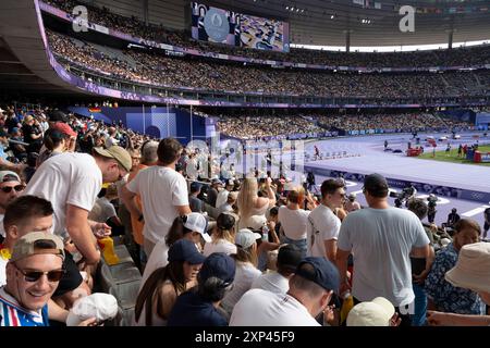 Parigi, Francia - 08 02 2024: Giochi Olimpici Parigi 2024. Ammira all'interno dello Stade de France i tifosi francesi durante il primo giorno dell'atleta olimpica Foto Stock