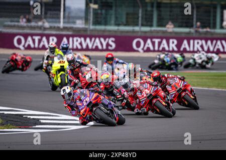 Circuito di Silverstone, Silverstone, Northamptonshire, Regno Unito. 3 agosto 2024. 2024 Monster Energy British MotoGP Qualifying Day; Jorge Martin 89 di Spagna in sella alla Ducati GP24 di Pramac Ducati sulla strada per il secondo posto nella gara sprint conduce l'eventuale vincitore Enea Bastianini 23 di Italia in sella alla Ducati GP24 di Ducati Lenovo e terzo posto Aleix Espargaro 41 di Spagna in sella alla Aprilia RS-GP24 di Aprilia corse al primo giro Credit: Action Plus Sports/Alamy Live News Foto Stock