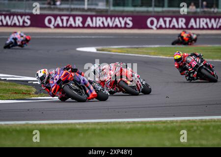 Circuito di Silverstone, Silverstone, Northamptonshire, Regno Unito. 3 agosto 2024. 2024 Monster Energy British MotoGP Qualifying Day; Jorge Martin 89 di Spagna in sella alla Ducati GP24 di Pramac Ducati sulla strada per il secondo posto nella gara sprint conduce l'eventuale vincitore Enea Bastianini 23 di Italia in sella alla Ducati GP24 di Ducati Lenovo e terzo posto Aleix Espargaro 41 di Spagna in sella alla Aprilia RS-GP24 di Aprilia corse al primo giro Credit: Action Plus Sports/Alamy Live News Foto Stock