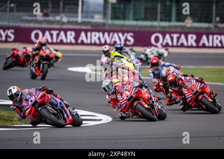 Circuito di Silverstone, Silverstone, Northamptonshire, Regno Unito. 3 agosto 2024. 2024 Monster Energy British MotoGP Qualifying Day; Jorge Martin 89 di Spagna in sella alla Ducati GP24 di Pramac Ducati sulla strada per il secondo posto nella gara sprint conduce l'eventuale vincitore Enea Bastianini 23 di Italia in sella alla Ducati GP24 di Ducati Lenovo e terzo posto Aleix Espargaro 41 di Spagna in sella alla Aprilia RS-GP24 di Aprilia corse al primo giro Credit: Action Plus Sports/Alamy Live News Foto Stock