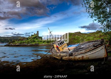 Rovina del Castello Moil con Old Ship Wreck nel porto di Village Kyleakin sulla costa atlantica dell'Isola di Skye in Scozia, Regno Unito Foto Stock