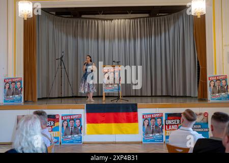 Meitingen, Baviera, Germania - 3 agosto 2024: Gabrielle Mailbeck consigliere distrettuale dell'AFD alternative for Germany dà il benvenuto agli ospiti dell'evento al microfono sul palco. *** Gabrielle Mailbeck Bezirksrätin der AFD-alternative für Deutschland begrüßt die Gäste der Veranstaltung am Mikrofon auf der Bühne. Foto Stock