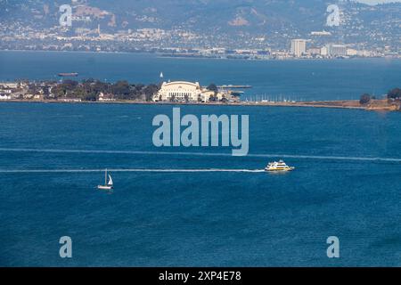 Vista panoramica di due barche, Treasure Island nella Baia di San Francisco, California. Foto Stock