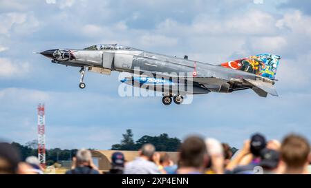 Turkish Air Force - McDonnell Douglas F-4E Phantom II, in arrivo alla RAF Fairford per prendere parte allo spettacolo statico al RIAT 2024. Foto Stock