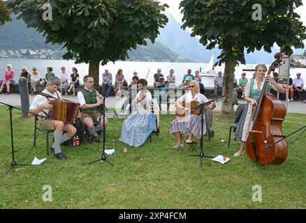 Hausmusikroas a Gmunden, im Rahmen der Salzkammergut Festwochen Gmunden, AM 03.08.2024. DAS Bild zeigt die Gruppe Salzburger Saitenbläser am Lehenaufsatz, am Ende der Gmundner Esplanade 2024 - Hausmusikroas a Gmunden, im Rahmen der Salzkammergutr Festwochen Gmunden, AM 03.08.2024. *** Hausmusikroas a Gmunden, nell'ambito del Salzkammergut Festival Weeks Gmunden, il 03 08 2024 l'immagine mostra il gruppo Salzburger Saitenbläser al Lehenaufsatz, al termine della Gmunden Esplanade 2024 Hausmusikroas a Gmunden, nell'ambito del Salzkammergut Festival Weeks Gmunden, il 03 08 2024 Foto Stock