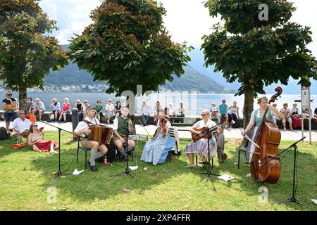 Hausmusikroas a Gmunden, im Rahmen der Salzkammergut Festwochen Gmunden, AM 03.08.2024. DAS Bild zeigt die Gruppe Salzburger Saitenbläser am Lehenaufsatz, am Ende der Gmundner Esplanade 2024 - Hausmusikroas a Gmunden, im Rahmen der Salzkammergut Festwochen Gmunden, AM 03.08.2024. *** Hausmusikroas a Gmunden, nell'ambito del Salzkammergut Festival Weeks Gmunden, il 03 08 2024 l'immagine mostra il gruppo Salzburger Saitenbläser al Lehenaufsatz, al termine della Gmunden Esplanade 2024 Hausmusikroas a Gmunden, nell'ambito del Salzkammergut Festival Weeks Gmunden, il 03 08 2024 Foto Stock