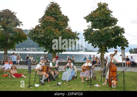 Hausmusikroas a Gmunden, im Rahmen der Salzkammergut Festwochen Gmunden, AM 03.08.2024. DAS Bild zeigt die Gruppe Salzburger Saitenbläser am Lehenaufsatz, am Ende der Gmundner Esplanade 2024 - Hausmusikroas a Gmunden, im Rahmen der Salzkammergut Festwochen Gmunden, AM 03.08.2024. *** Hausmusikroas a Gmunden, nell'ambito del Salzkammergut Festival Weeks Gmunden, il 03 08 2024 l'immagine mostra il gruppo Salzburger Saitenbläser al Lehenaufsatz, al termine della Gmunden Esplanade 2024 Hausmusikroas a Gmunden, nell'ambito del Salzkammergut Festival Weeks Gmunden, il 03 08 2024 Foto Stock