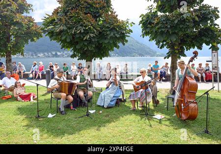 Hausmusikroas a Gmunden, im Rahmen der Salzkammergut Festwochen Gmunden, AM 03.08.2024. DAS Bild zeigt die Gruppe Salzburger Saitenbläser am Lehenaufsatz, am Ende der Gmundner Esplanade 2024 - Hausmusikroas a Gmunden, im Rahmen der Salzkammergut Festwochen Gmunden, AM 03.08.2024. *** Hausmusikroas a Gmunden, nell'ambito del Salzkammergut Festival Weeks Gmunden, il 03 08 2024 l'immagine mostra il gruppo Salzburger Saitenbläser al Lehenaufsatz, al termine della Gmunden Esplanade 2024 Hausmusikroas a Gmunden, nell'ambito del Salzkammergut Festival Weeks Gmunden, il 03 08 2024 Foto Stock