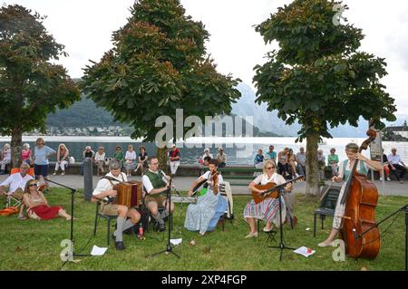 Hausmusikroas a Gmunden, im Rahmen der Salzkammergut Festwochen Gmunden, AM 03.08.2024. DAS Bild zeigt die Gruppe Salzburger Saitenbläser am Lehenaufsatz, am Ende der Gmundner Esplanade 2024 - Hausmusikroas a Gmunden, im Rahmen der Salzkammergut Festwochen Gmunden, AM 03.08.2024. *** Hausmusikroas a Gmunden, nell'ambito del Salzkammergut Festival Weeks Gmunden, il 03 08 2024 l'immagine mostra il gruppo Salzburger Saitenbläser al Lehenaufsatz, al termine della Gmunden Esplanade 2024 Hausmusikroas a Gmunden, nell'ambito del Salzkammergut Festival Weeks Gmunden, il 03 08 2024 Foto Stock