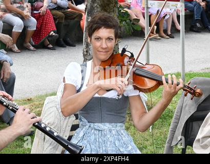 Hausmusikroas a Gmunden, im Rahmen der Salzkammergutr Festwochen Gmunden, AM 03.08.2024. DAS Bild zeigt die Geigerin Doris Mayr, die auch im Hamburger Staatsorchester Spielt 2024 - Hausmusikroas a Gmunden, im Rahmen der Salzkammergutr Festwochen Gmunden, AM 03.08.2024. *** Hausmusikroas a Gmunden, come parte del Salzkammergutr Festwochen Gmunden, il 03 08 2024 l'immagine mostra la violinista Doris Mayr, che suona anche nell'Orchestra di Stato di Amburgo 2024 Hausmusikroas a Gmunden, come parte del Salzkammergutr Festwochen Gmunden, il 03 08 2024 Foto Stock