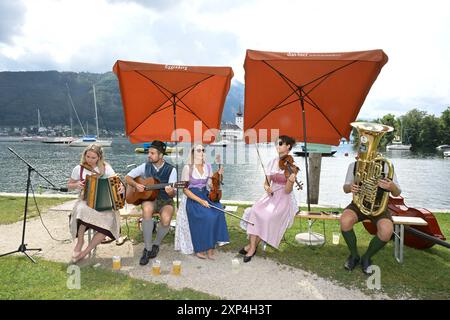 Hausmusikroas a Gmunden, im Rahmen der Salzkammergut Festwochen Gmunden, AM 03.08.2024. DAS Bild zeigt die Gruppe Windstreich Musikanten am Erwin Hermann Kai an der Gmundner Esplanade, vor dem Traunsee 2024 - Hausmusikroas a Gmunden, im Rahmen der Salzkammergut Festwochen Gmunden, AM 03.08.2024. *** Hausmusikroas a Gmunden, come parte del Salzkammergut Festwochen Gmunden, il 03 08 2024 l'immagine mostra il gruppo Windstreich Musikanten all'Erwin Hermann Kai sull'Esplanade Gmunden, di fronte al Traunsee 2024 Hausmusikroas a Gmunden, come parte del Salzkammergut Festwochen Gmunden, o Foto Stock