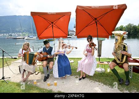 Hausmusikroas a Gmunden, im Rahmen der Salzkammergut Festwochen Gmunden, AM 03.08.2024. DAS Bild zeigt die Gruppe Windstreich Musikanten am Erwin Hermann Kai an der Gmundner Esplanade, vor dem Traunsee 2024 - Hausmusikroas a Gmunden, im Rahmen der Salzkammergut Festwochen Gmunden, AM 03.08.2024. *** Hausmusikroas a Gmunden, come parte del Salzkammergut Festwochen Gmunden, il 03 08 2024 l'immagine mostra il gruppo Windstreich Musikanten all'Erwin Hermann Kai sull'Esplanade Gmunden, di fronte al Traunsee 2024 Hausmusikroas a Gmunden, come parte del Salzkammergut Festwochen Gmunden, o Foto Stock