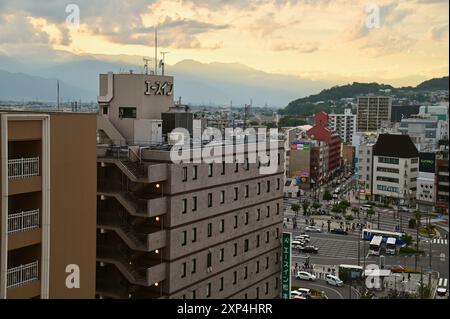 Splendido tramonto sulla città di Matsumoto nella prefettura di Nagano, Giappone Foto Stock