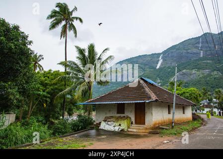 Affascinante strada del Villaggio di Kollengode con le montagne Nelliyampathy e le cascate di Seetharkundu - Turismo del Kerala Foto Stock