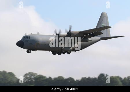 484, un Lockheed C-130H Hercules gestito dalla Royal Saudi Air Force (RSAF), arrivando alla RAF Fairford nel Gloucestershire, in Inghilterra, in vista del Royal International Air Tattoo 2024 (RIAT24). L'aereo stava fungendo da supporto ai Saudi Hawks, il team di dimostrazione aerobatica della RSAF. Foto Stock