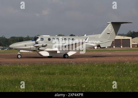 N772HP, un Beechcraft King Air 350 gestito da Metrea Special Aerospace, che arriva a RAF Fairford nel Gloucestershire, Inghilterra per partecipare come mostra statica al Royal International Air Tattoo 2024 (RIAT24). Foto Stock