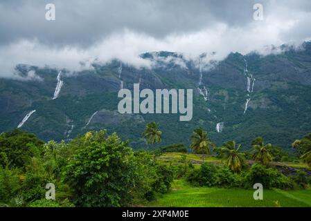 Affascinante strada del Villaggio di Kollengode con le montagne Nelliyampathy e le cascate di Seetharkundu - Turismo del Kerala Foto Stock