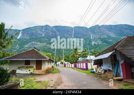 Affascinante strada del Villaggio di Kollengode con le montagne Nelliyampathy e le cascate di Seetharkundu - Turismo del Kerala Foto Stock