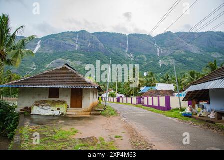 Affascinante strada del Villaggio di Kollengode con le montagne Nelliyampathy e le cascate di Seetharkundu - Turismo del Kerala Foto Stock