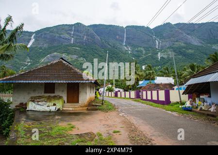 Affascinante strada del Villaggio di Kollengode con le montagne Nelliyampathy e le cascate di Seetharkundu - Turismo del Kerala Foto Stock