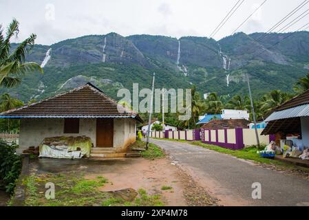 Affascinante strada del Villaggio di Kollengode con le montagne Nelliyampathy e le cascate di Seetharkundu - Turismo del Kerala Foto Stock