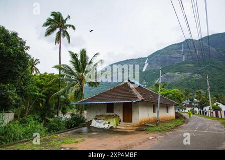 Affascinante strada del Villaggio di Kollengode con le montagne Nelliyampathy e le cascate di Seetharkundu - Turismo del Kerala Foto Stock