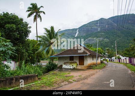 Affascinante strada del Villaggio di Kollengode con le montagne Nelliyampathy e le cascate di Seetharkundu - Turismo del Kerala Foto Stock