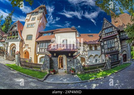 Parte degli edifici del complesso del castello di Peles, Sinaia, Prahova, Transilvania, Romania, costruita nel 1900 in stile rinascimentale tedesco ed estesa Foto Stock