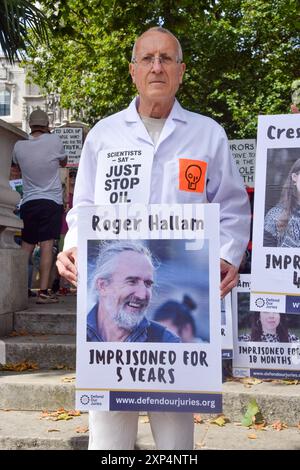 Londra, Regno Unito. 3 agosto 2024. Un manifestante tiene una foto dell'attivista incarcerato Roger Hallam durante la manifestazione in Parliament Square. I manifestanti si sono riuniti in solidarietà con 21 attivisti di Just Stop Oil che sono attualmente in carcere per varie proteste climatiche. Credito: SOPA Images Limited/Alamy Live News Foto Stock