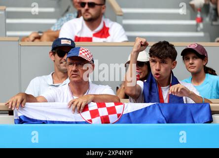 Zagabria, Croazia. 3 agosto 2024. PARIGI, FRANCIA - 3 AGOSTO: I tifosi di donna Vekic festeggiano durante la finale di Tennis Women's Singles contro il cinese Qinwen Zheng l'ottavo giorno dei Giochi Olimpici di Parigi 2024 al Roland Garros il 3 agosto 2024 a Parigi, Francia. Foto: Igor Kralj/PIXSELL credito: Pixsell/Alamy Live News Foto Stock