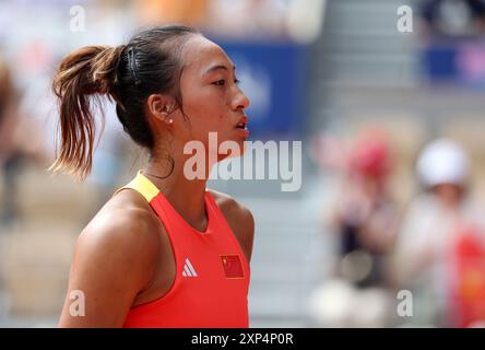 Zagabria, Croazia. 3 agosto 2024. PARIGI, FRANCIA - 3 AGOSTO: Qinwen Zheng della Cina durante la finale di Tennis Women's Singles contro donna Vekic della Croazia l'ottavo giorno dei Giochi Olimpici di Parigi 2024 al Roland Garros il 3 agosto 2024 a Parigi, Francia. Foto: Igor Kralj/PIXSELL credito: Pixsell/Alamy Live News Foto Stock